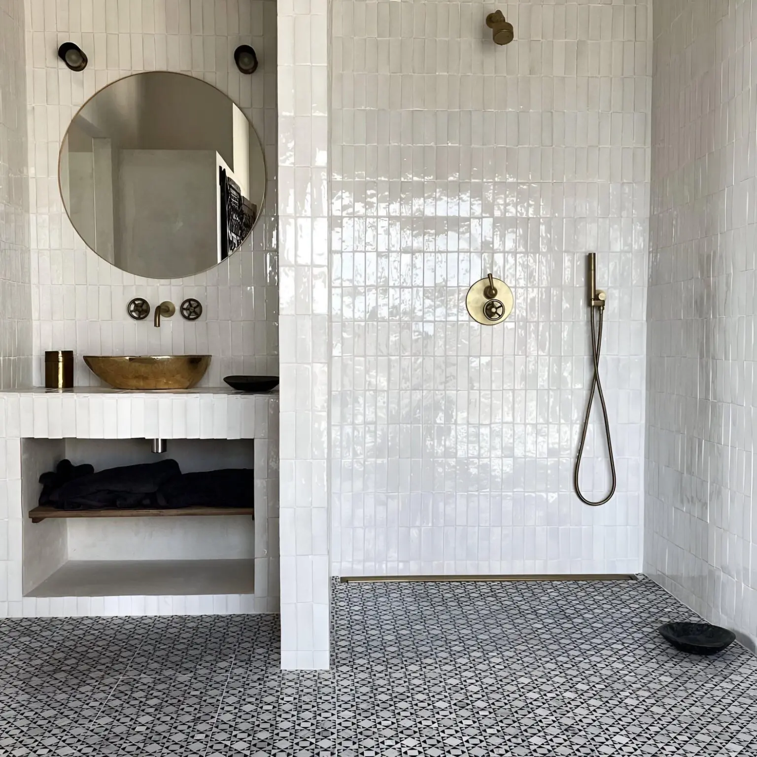 Zellige badrum med design stiltje. Rustikt kakel