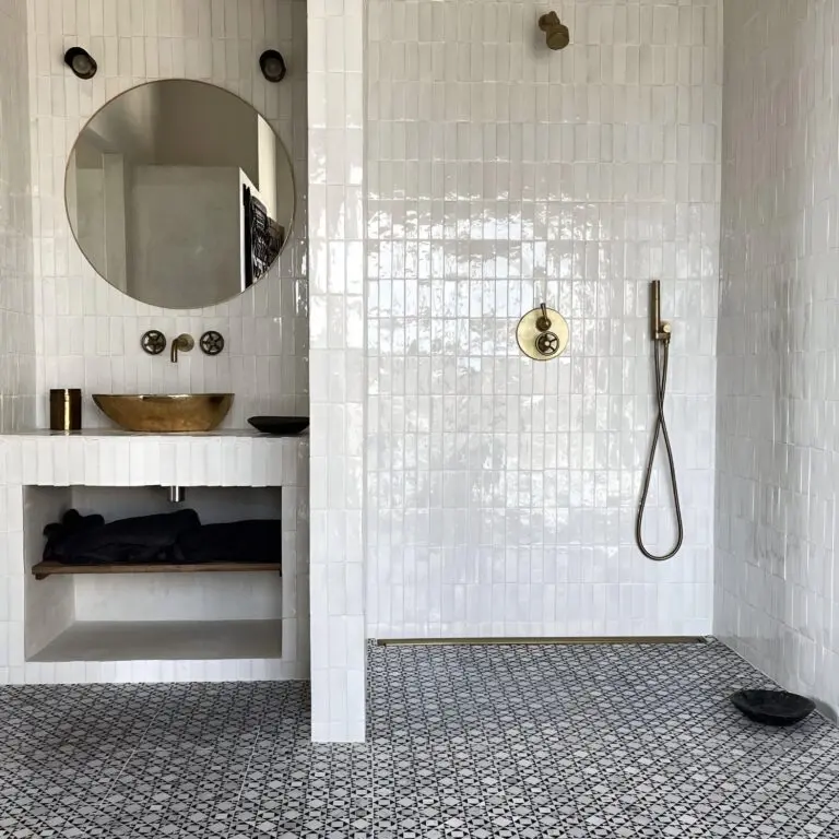 Zellige badrum med design stiltje. Rustikt kakel