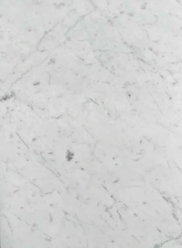 närbild på Carrara marmor i vitt med grå marmoreringar