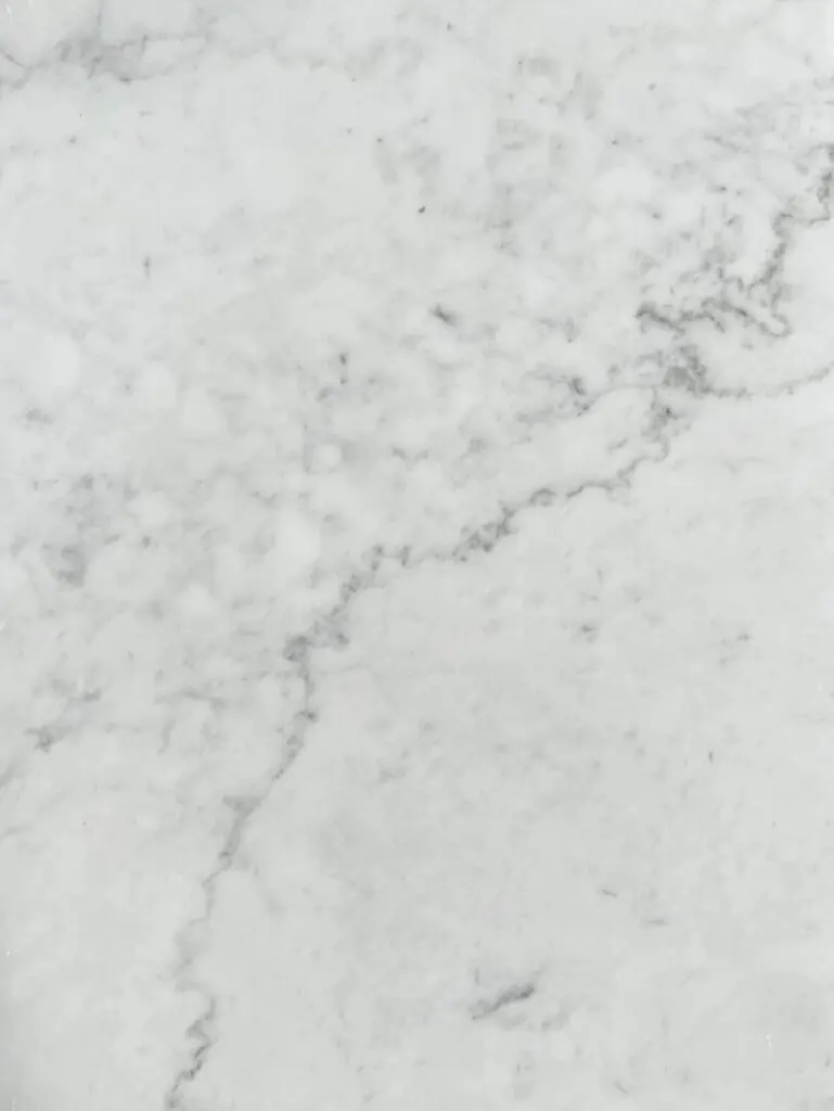 närbild på Carrara marmor i vitt med grå marmoreringar