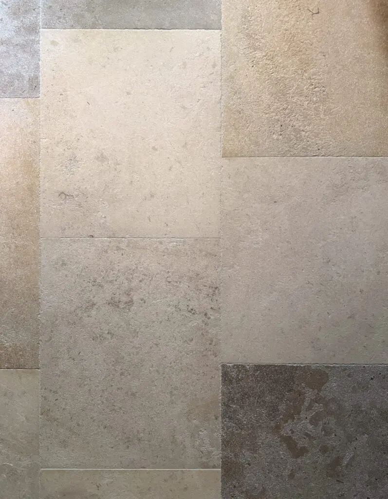 beige och grått antikbehandlat kalkstensgolv