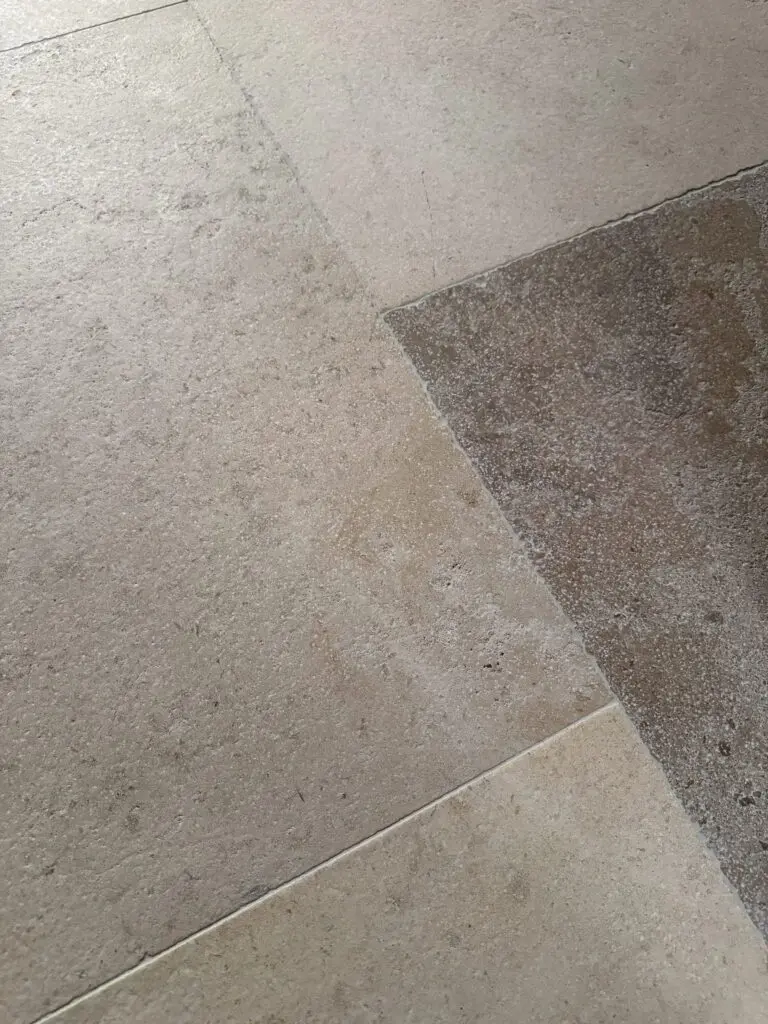 beige och grått antikbehandlat kalkstensgolv