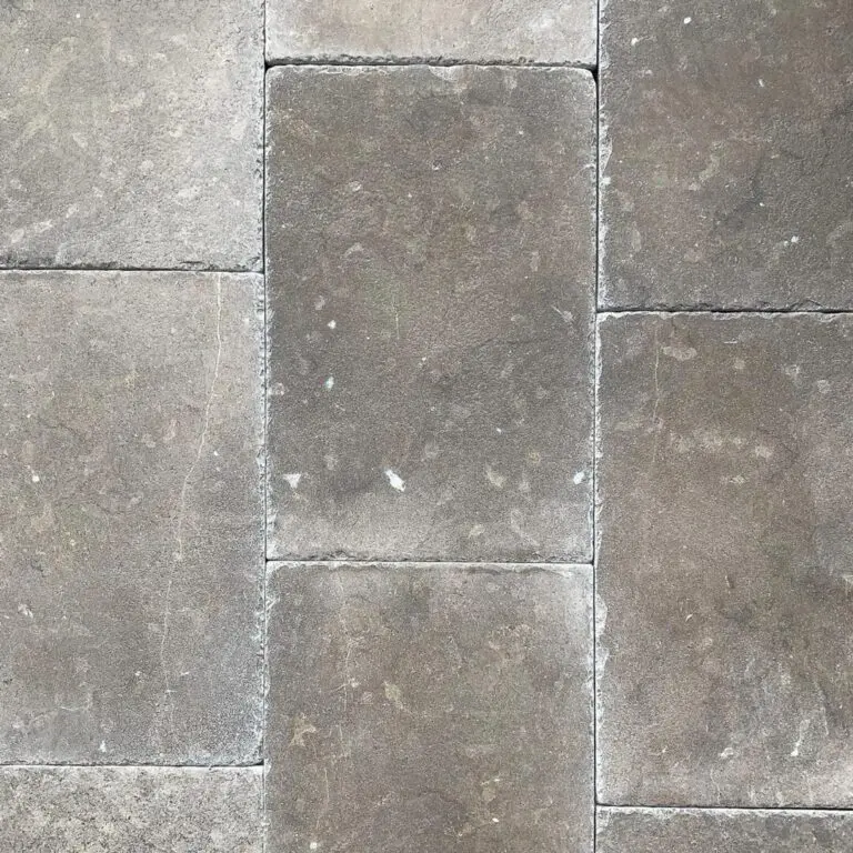 grått antikbehandlat kalkstensgolv