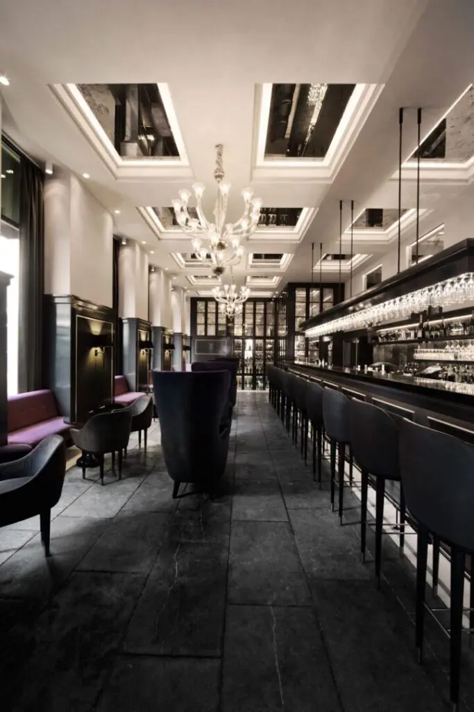 bar med mörkt rustikt kalkstensgolv