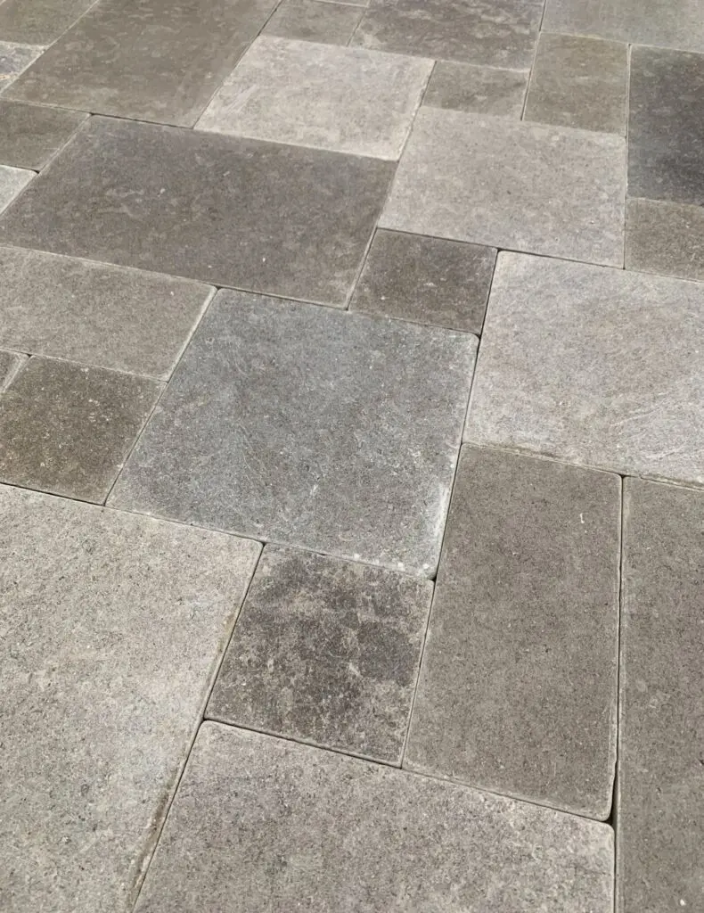 kalkstensgolv med stor variation i färg och storlek
