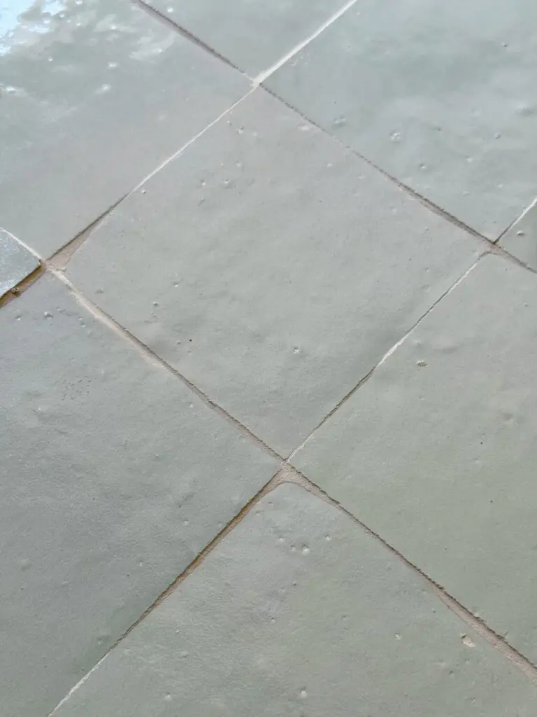 närbild av ljust turkost glansigt zellige kakel i 10x10
