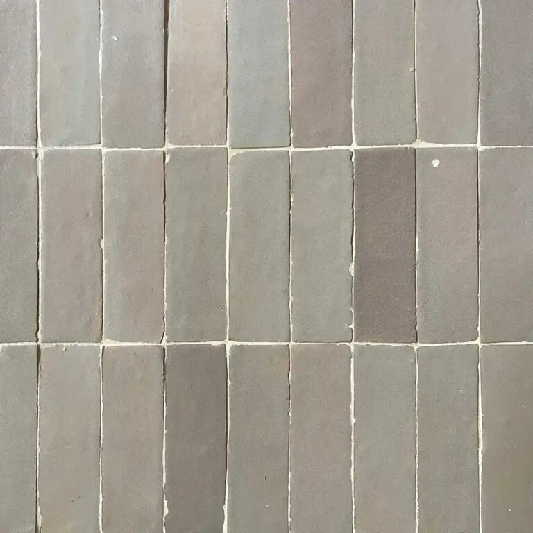 avlångt zellige-kakel i en nedtonad rosa färg