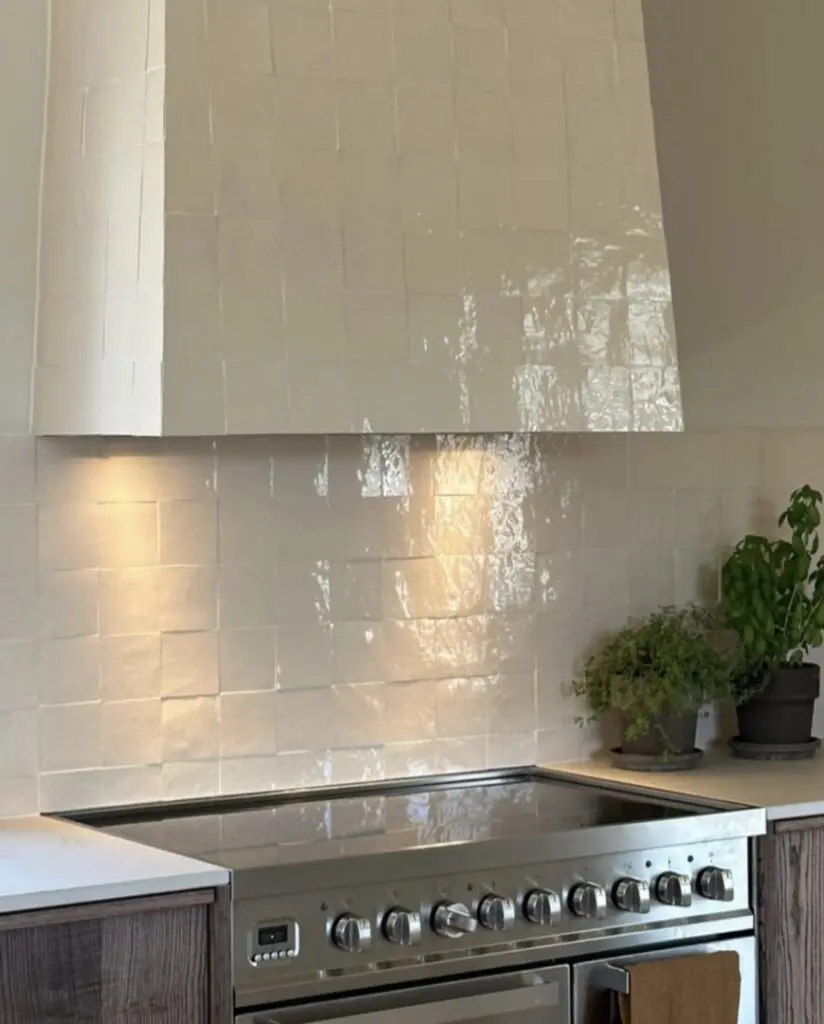 kök med backslash samt fläckt täckta med zellige kakel
