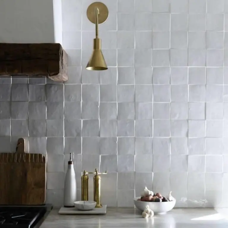 kök med backsplash täckt av vitt zellige kakel