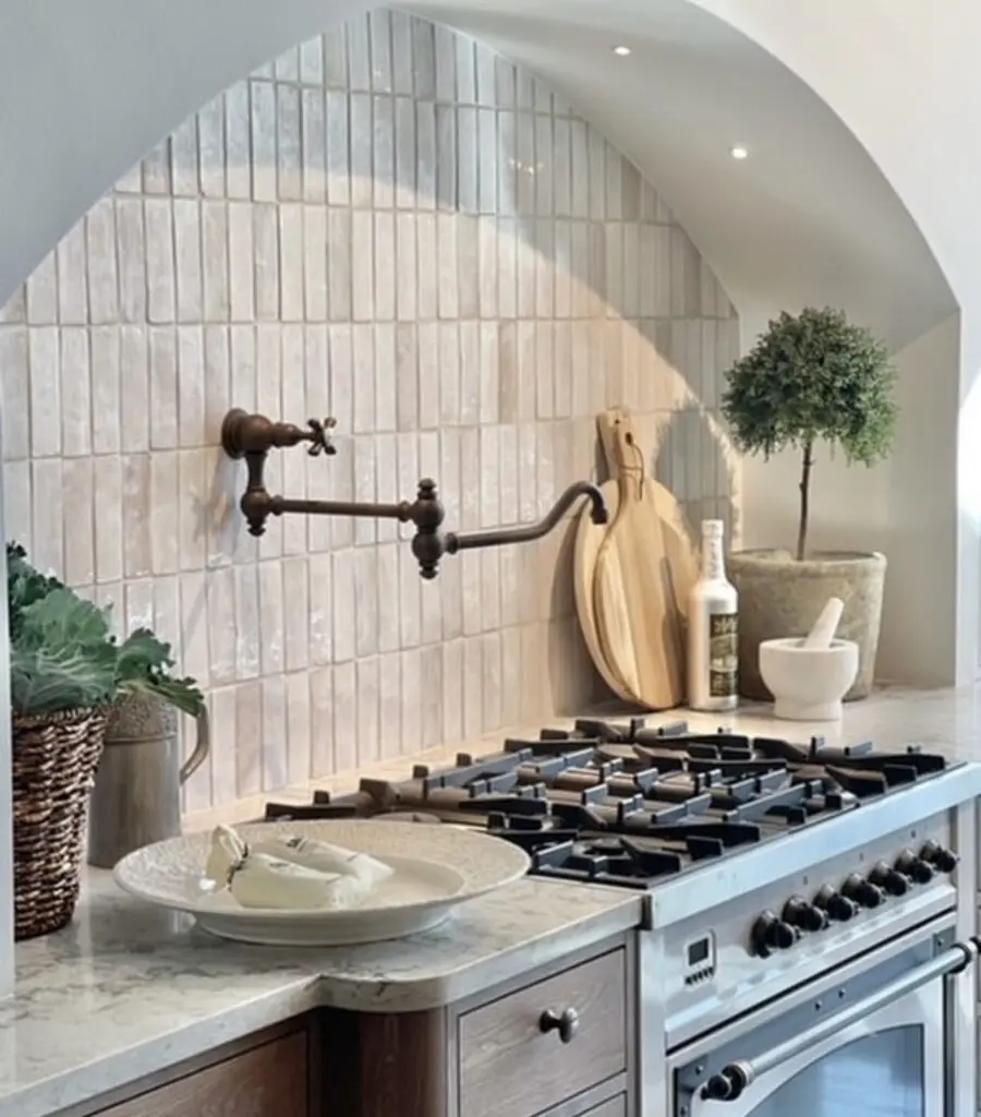 kök i naturliga färger med backsplash av zellige och bänkskiva av marmor