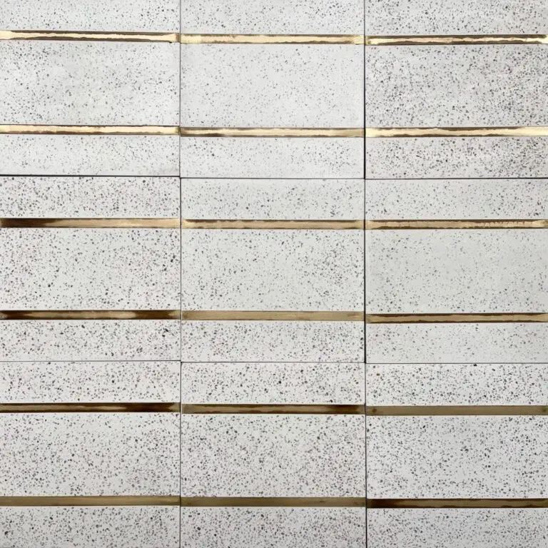 cementgolv i vitt med terazzo och inlägg av mässing