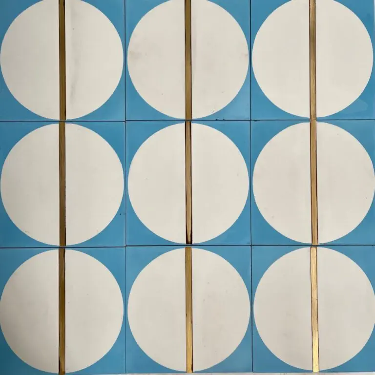 mönstrat cementgolv i blått och vitt med inlägg av mässing