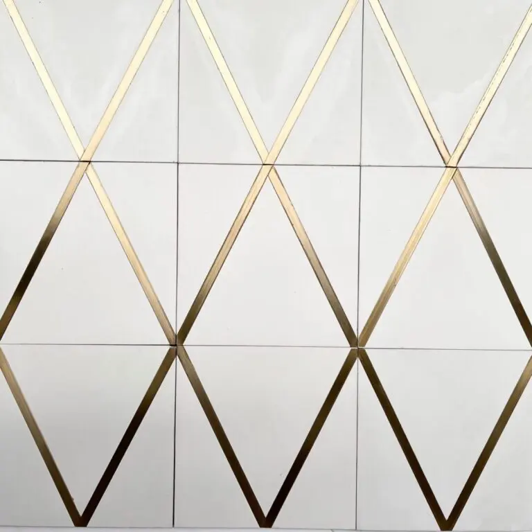 vitt cementgolv med inslag av mässing