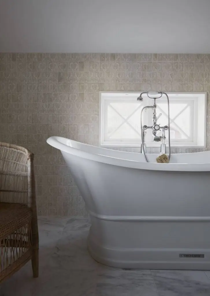 badrum med antikvit keramikmosaik på väggarna