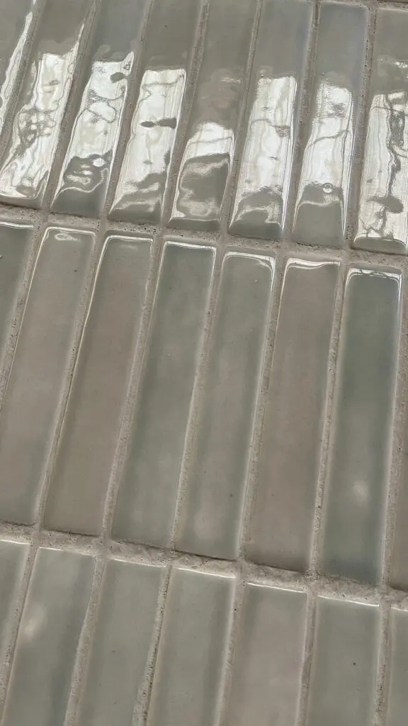 salviagrön mosaik i keramik