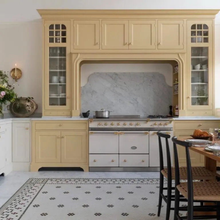 kök med keramikmosaik och carrara marmor på golv
