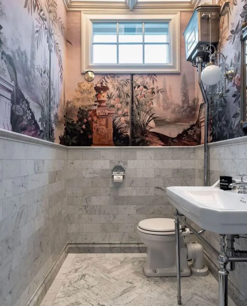 badrum med carrara marmor på väggarna och golvet