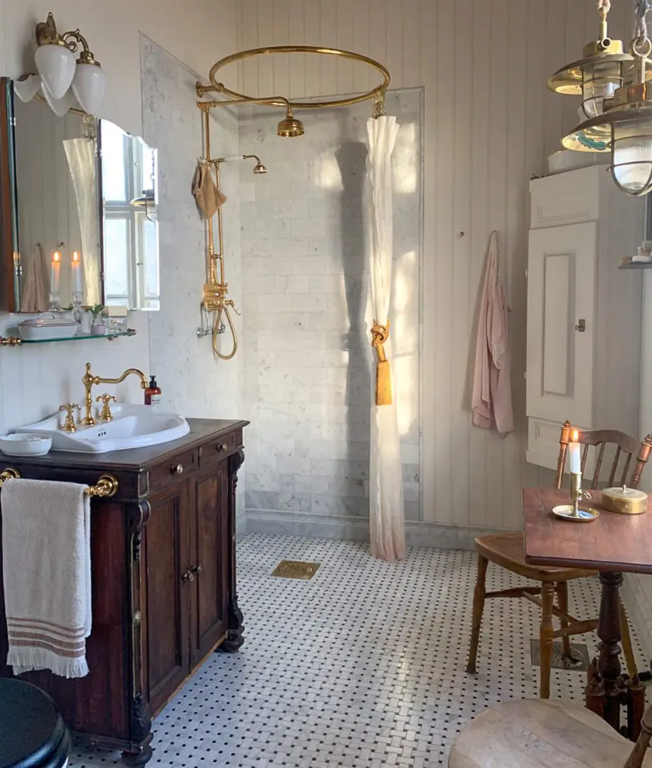 badrum med carrara marmor i flätmönster på golv