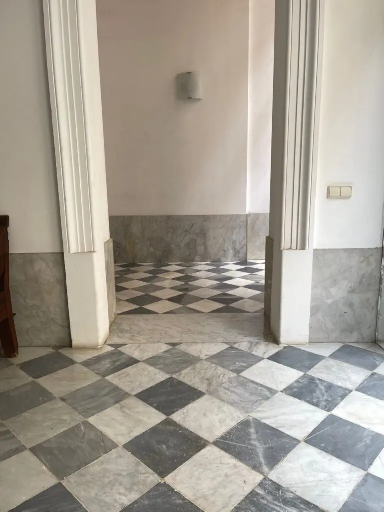 hall med grå marmor och carrara i lagt i rutor