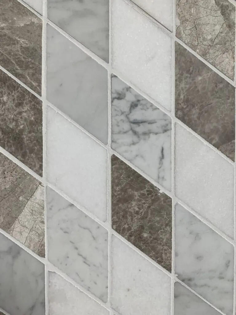 mosaik i carrara och brun marmor i harlekinmönster