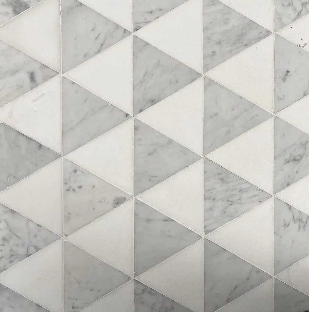 marmormosaik i trianglar i carrara och vit marmor