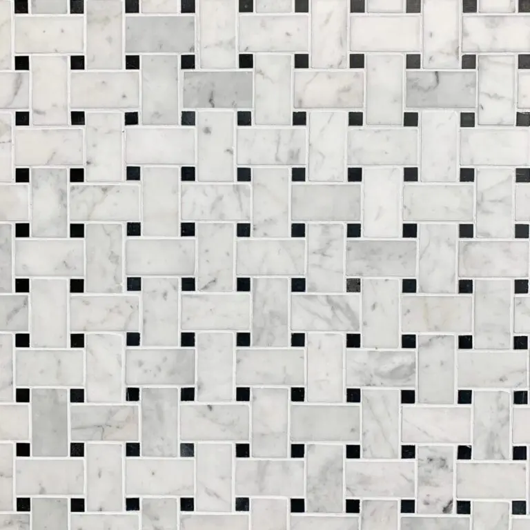marmormosaik i carrara och svart marmor i flätmönster