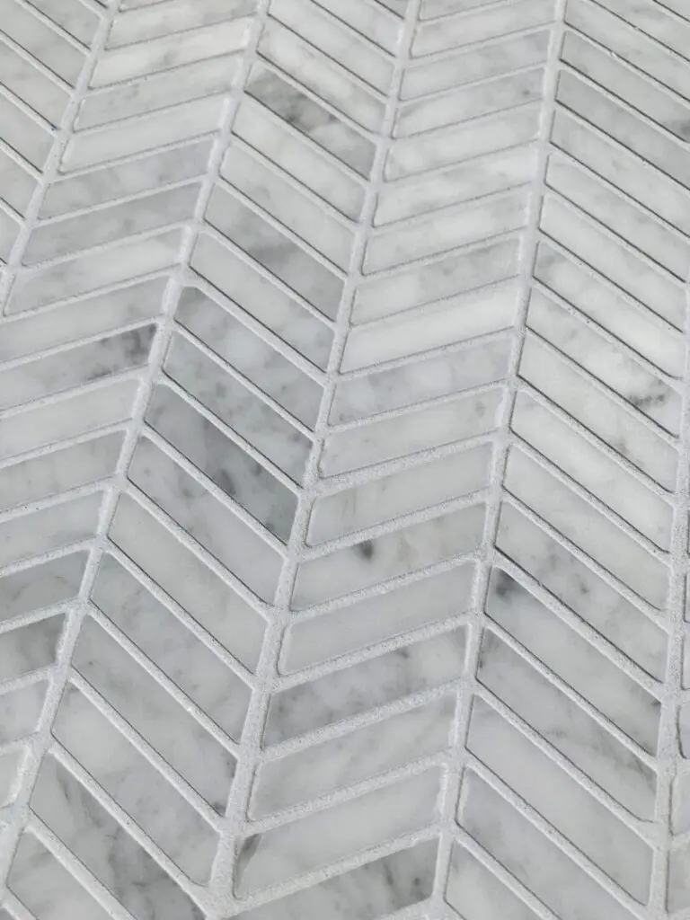 carrara marmormosaik i chevronmönster