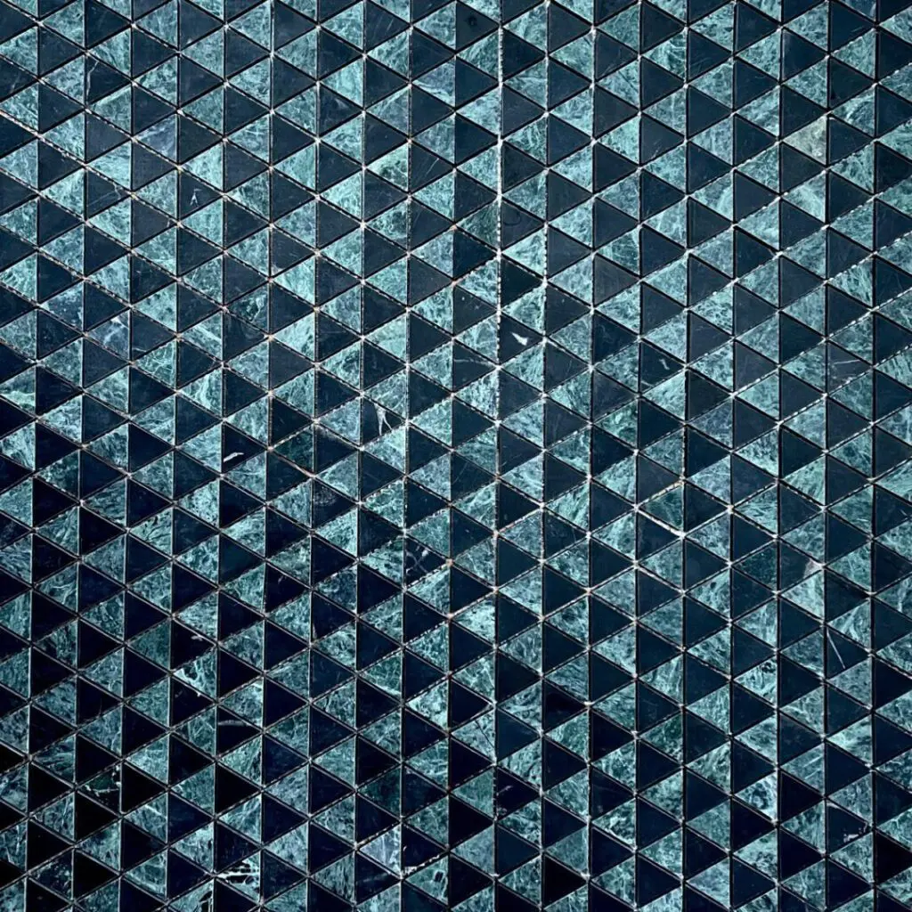 marmormosaik med trianglar i grön och svart marmor