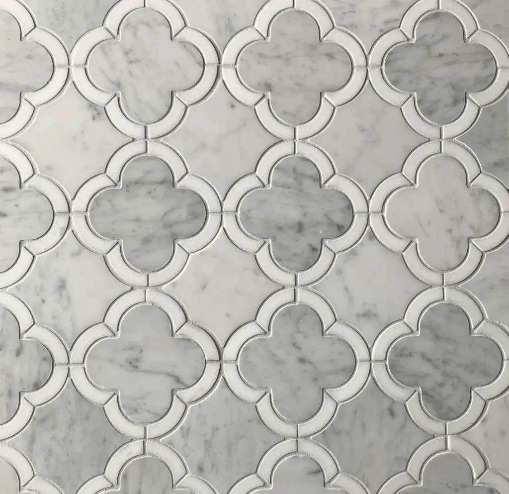 marmormosaik i carrara och vit marmor i blommönster