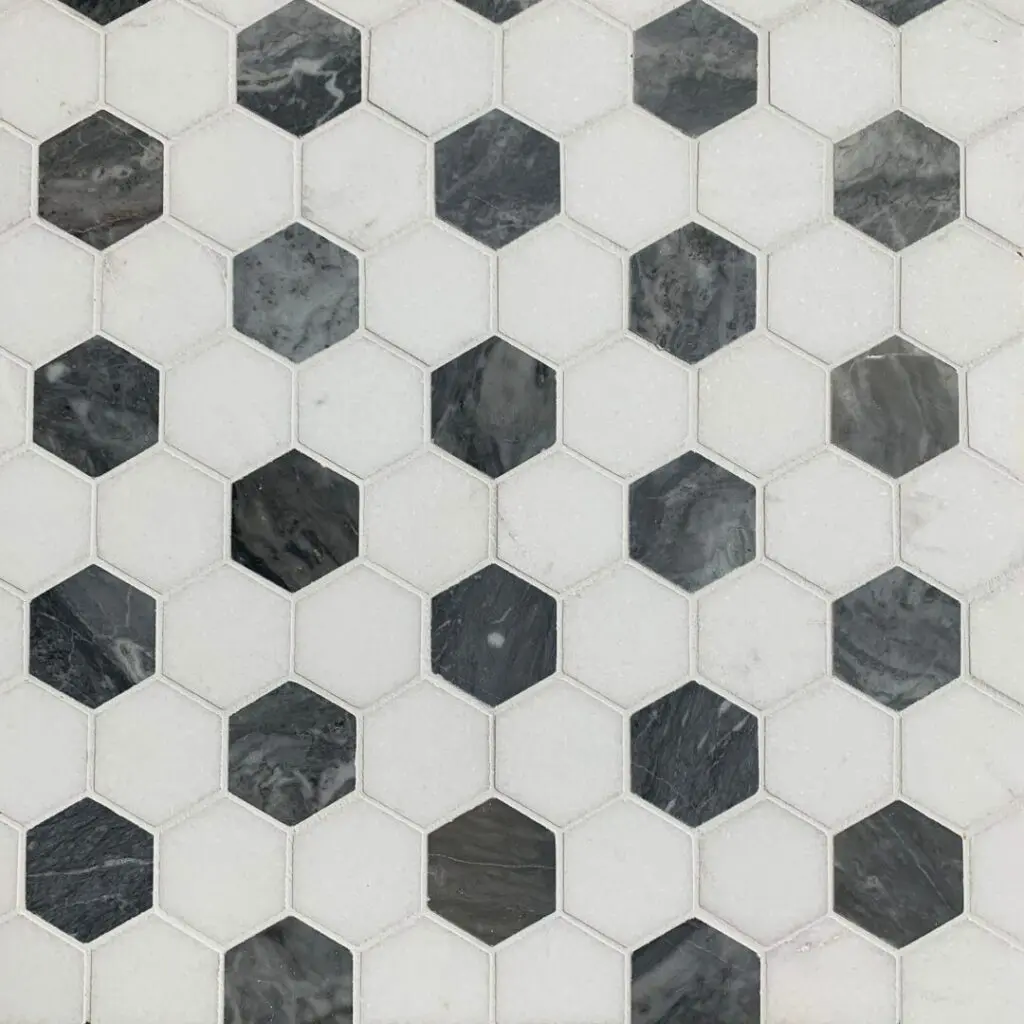 marmormosaik på golv i form av vita och grå hexagoner