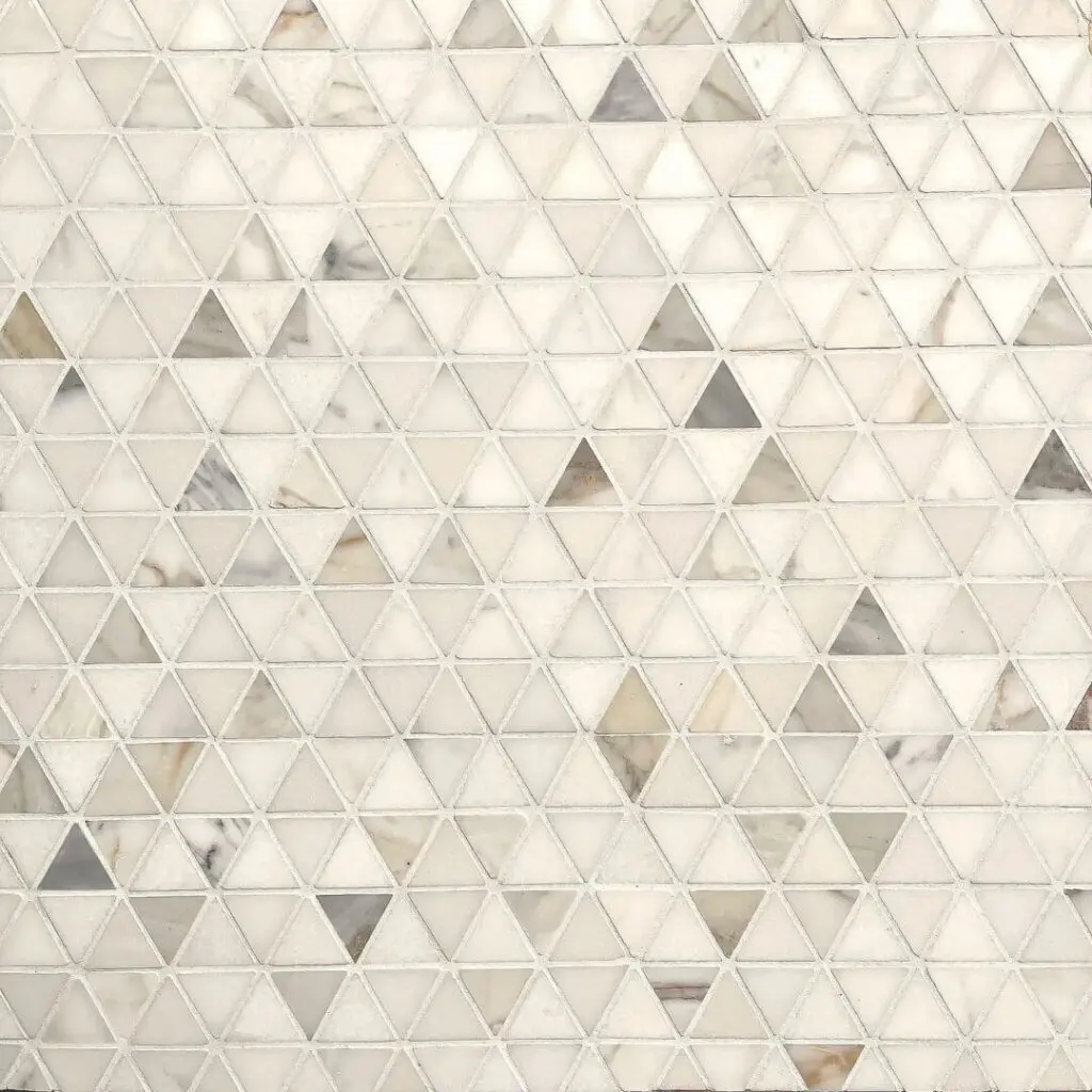 marmormosaik med trianglar i calacatta och vit marmor