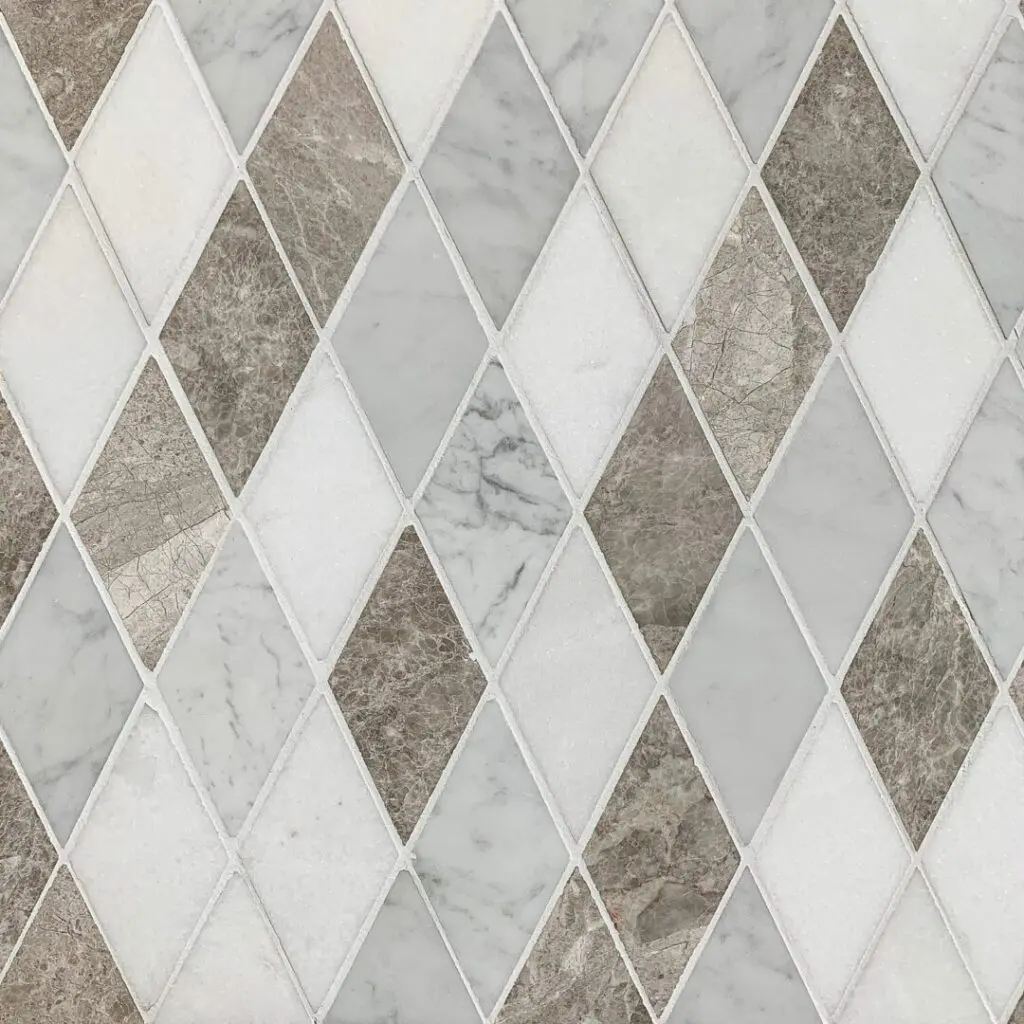 mosaik i carrara och brun marmor i harlekinmönster