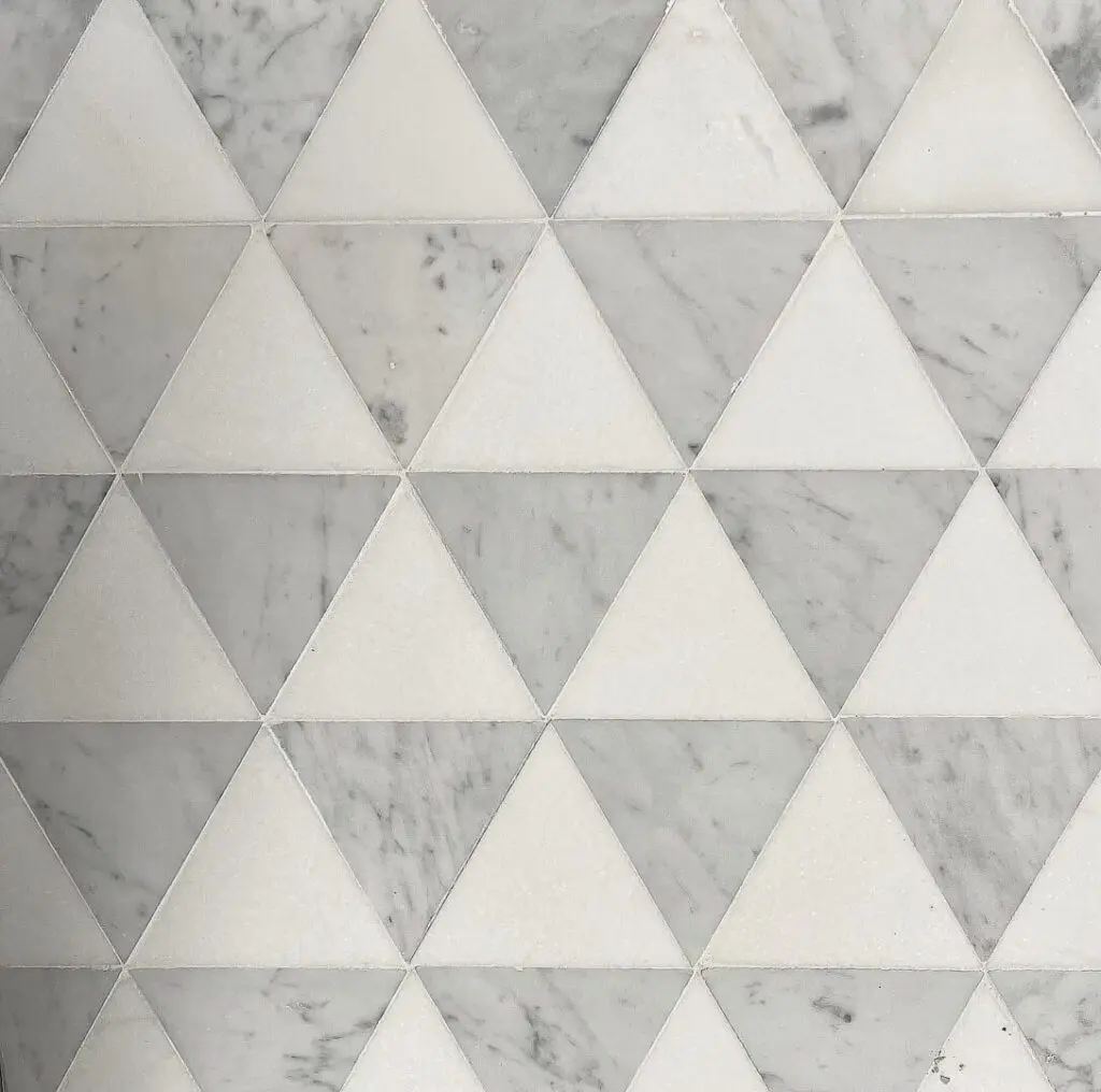 marmormosaik i trianglar i carrara och vit marmor