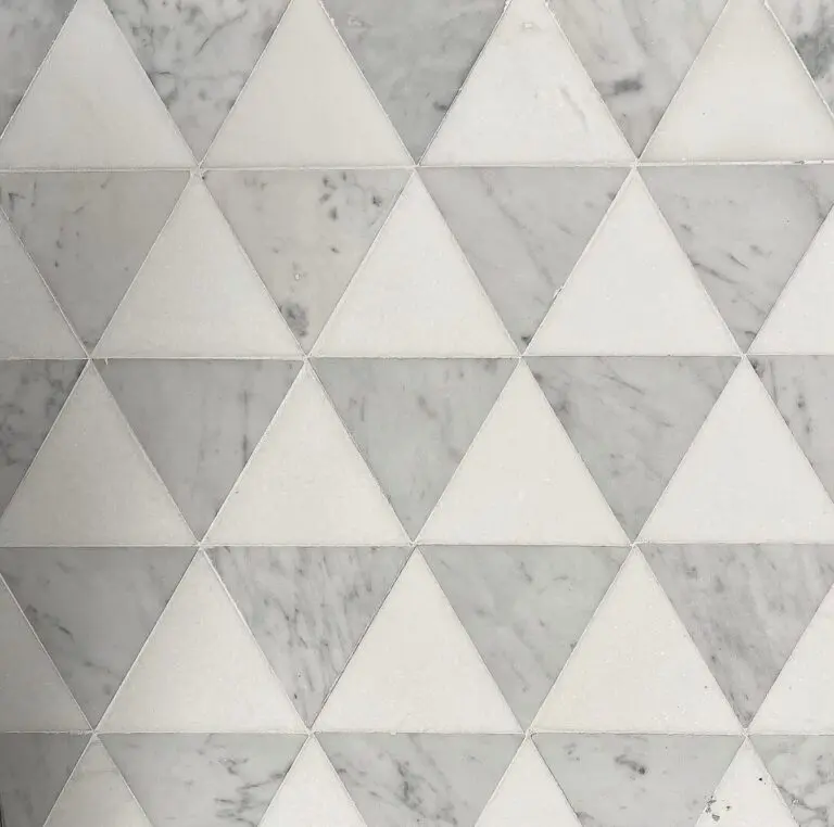 marmormosaik i trianglar i carrara och vit marmor