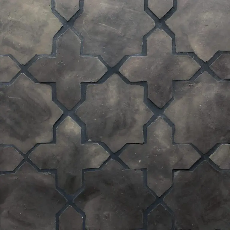 svart mönstrat tegelgolv