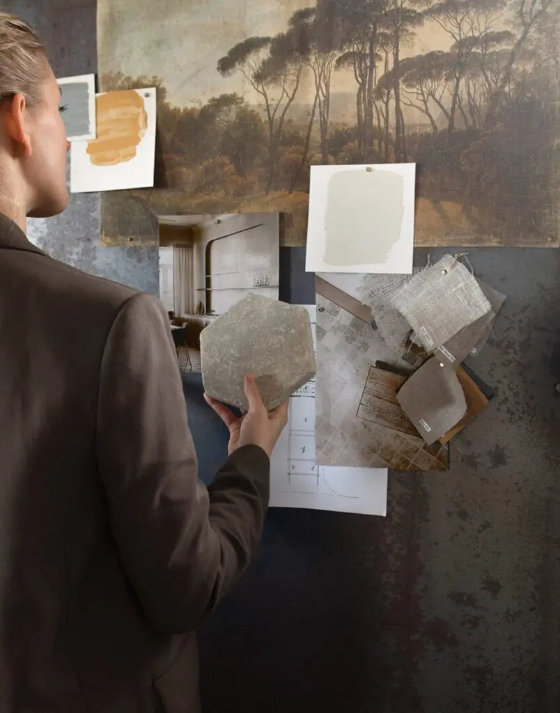 en inredare eller arkitekt som gör en moodborad för ett renoveringsprojekt