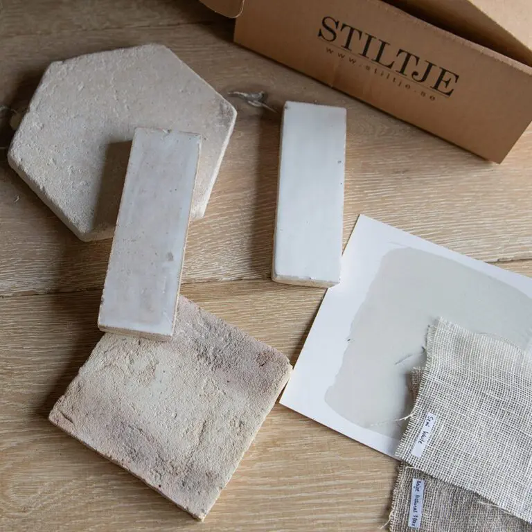 materialprover på tegel, kalksten och zellige som valts ut under rådgivning.