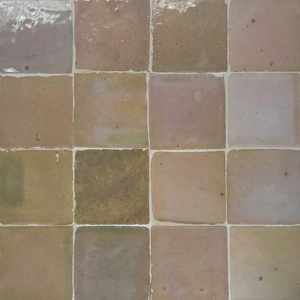 zellige kakel med stor färgvariation i beige, rosa och brunt