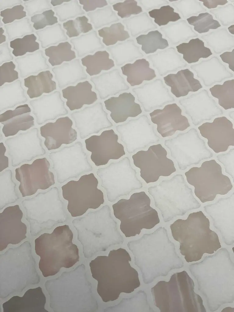 Närbild av mosaik i en blandning av vit marmor och rosa onyx i ett blommönster