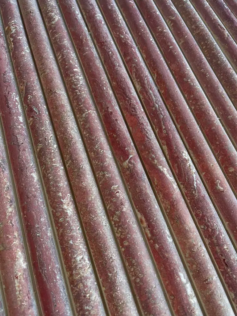 Närbild av röd travertin i stavar