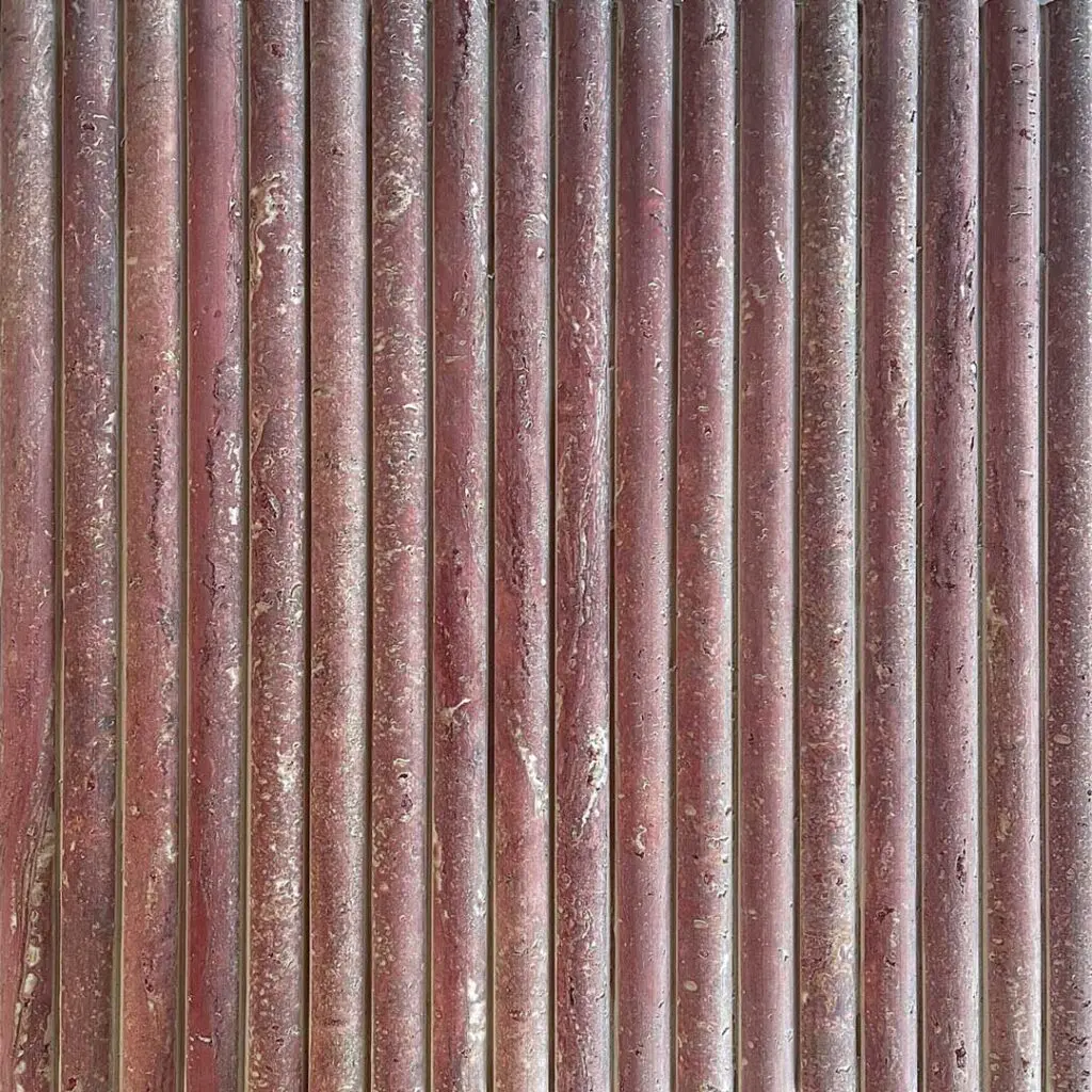 Mosaik av röd travertin i stavar