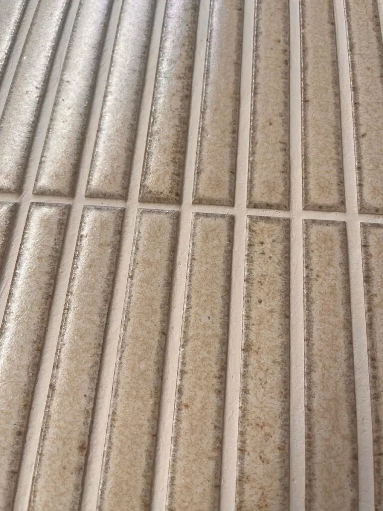 krämfärgad avlång japansk mosaik i keramik
