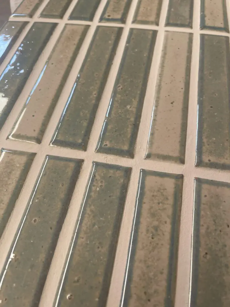 grön och krämfärgad avlång japansk mosaik i keramik