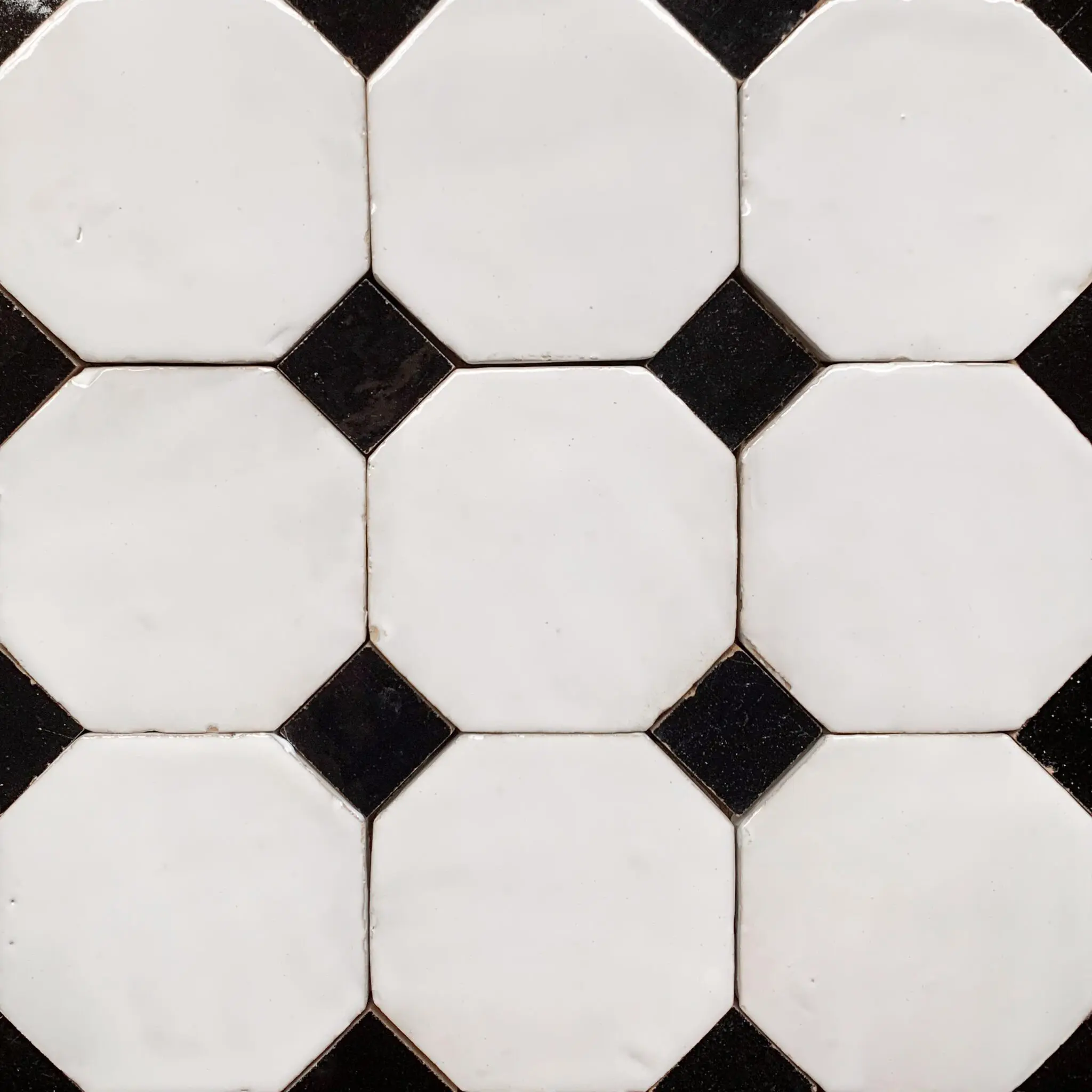 vitt marockanskt zellige-kakel med svarta inlägg