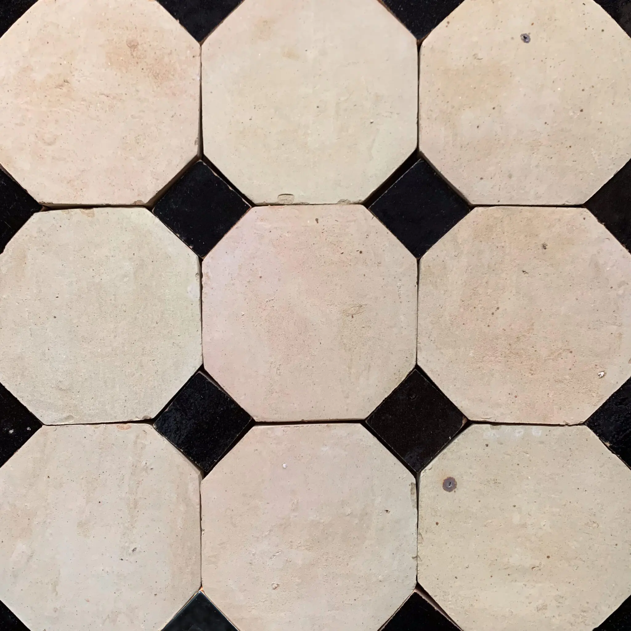 naturellt marockanskt zellige-kakel med svarta inlägg