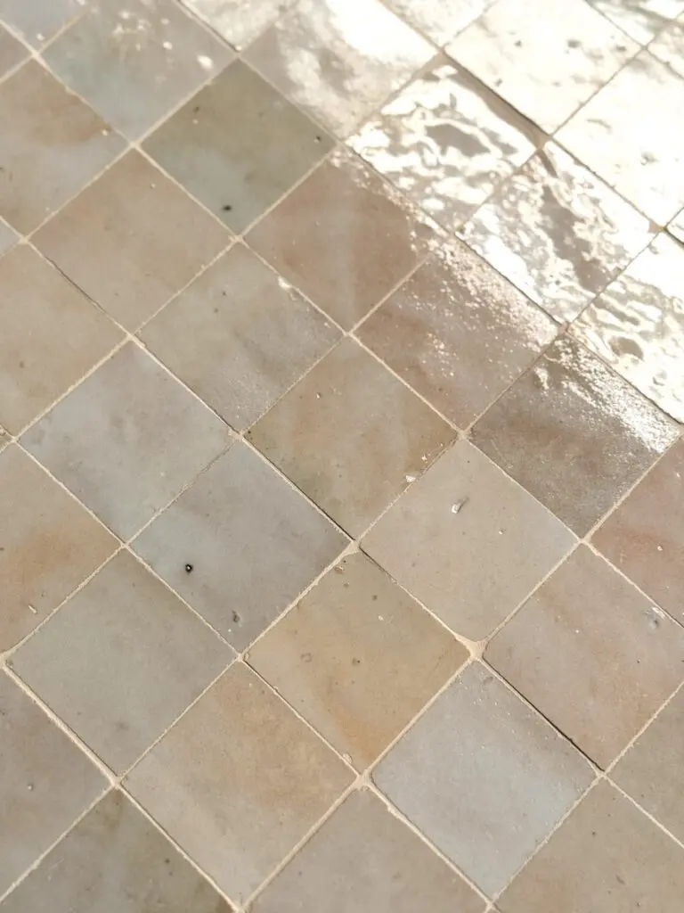 marockanskt zellige-kakel i neutrala färger beige, brunt, lila, rosa, gult