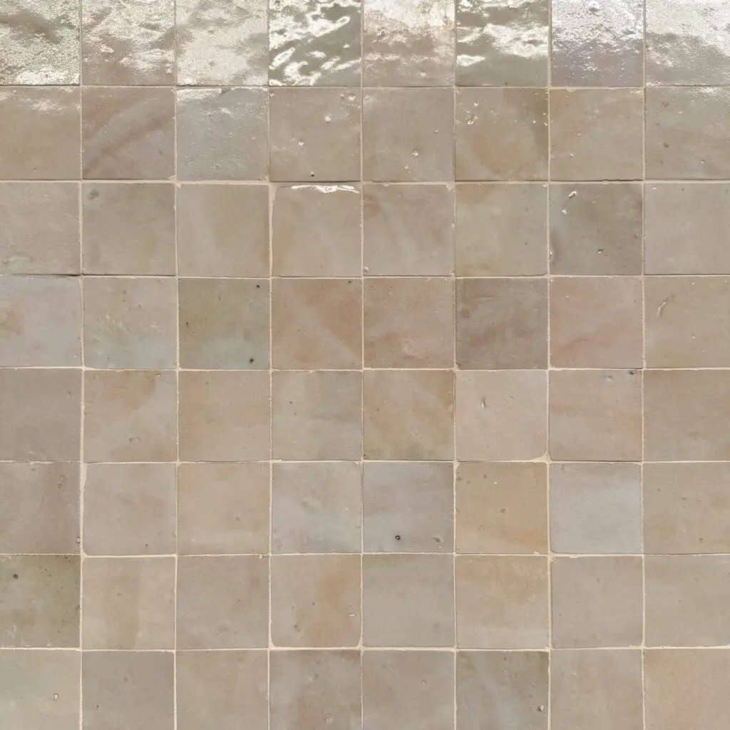 marockanskt zellige-kakel i neutrala färger beige, brunt, lila, rosa