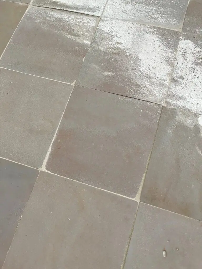 neutralt marockanskt zellige-kakel i nyanser av beige, blått och gult