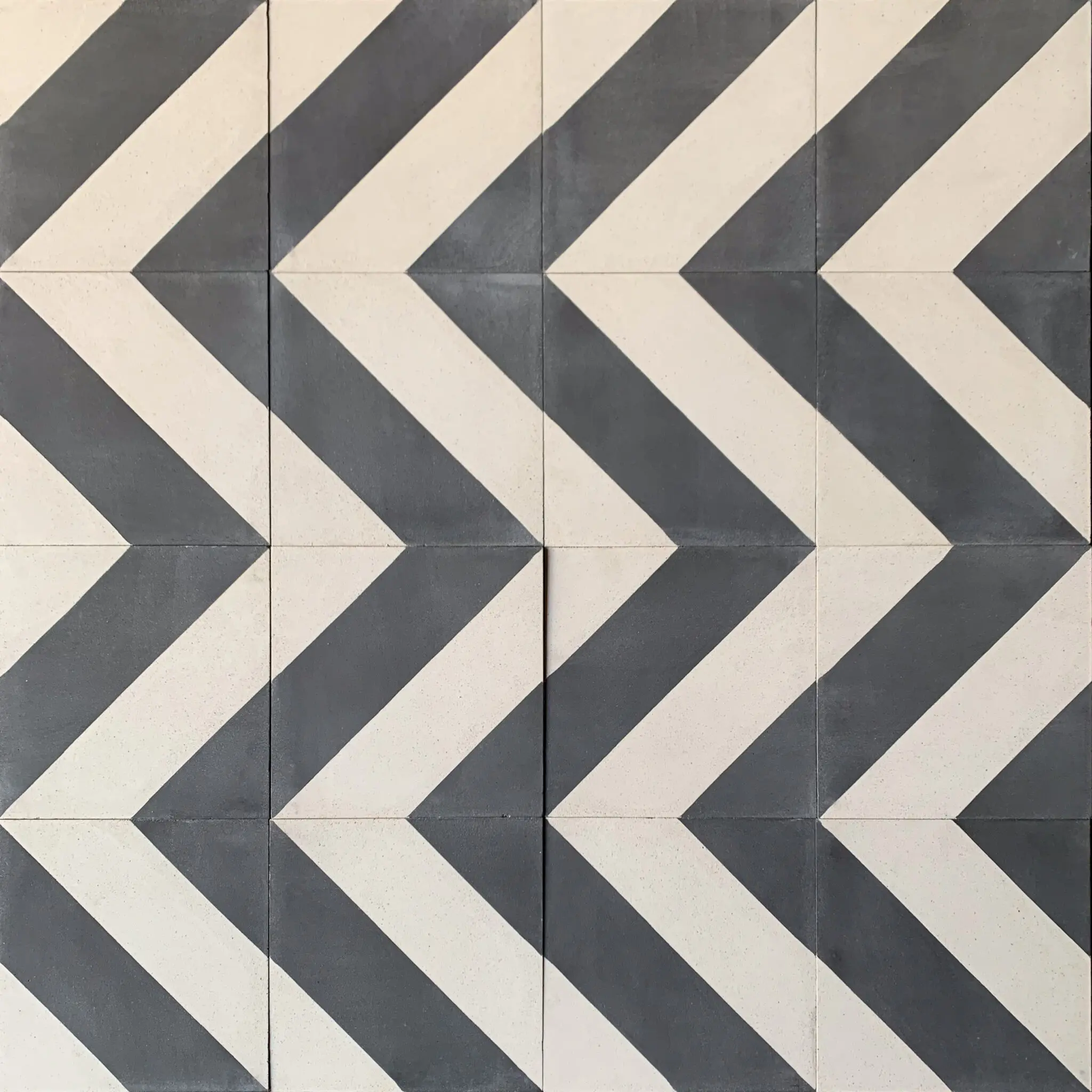 mönstrat cementgolv i svart och vitt