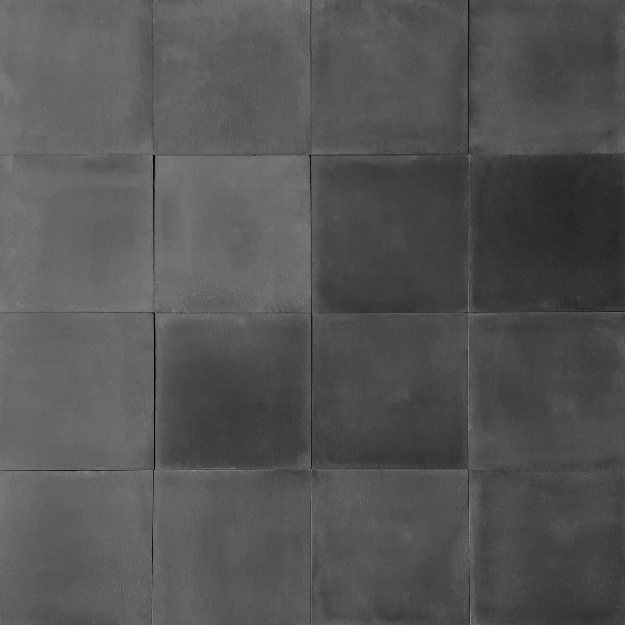 enfärgat cementgolv i olika nyanser av mörkgrått